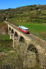 Der Billard-Triebwagen 213 des Train de l'Ardeche überquert am 08.04.2017 einen Viadukt in der Nähe von La Chaux 