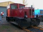 Rangierdieselloktrilogie bei der CFTR (Chemin de Fer Touristique du Rhin) in Volgelsheim.
Westdeutsche Variante:
Fabrique en Allemagne de´l Ouest:
Lok 159 ist eine von Deutz in Kln gebaute dieselhydraulische Rangierlokomotive des Typs A8L614R.
Sie wurde 1959 unter der Fabriknummer 56946 gebaut.
Vor ihrem Einsatz bei der CFTA im Elsa war sie als Werkslok bei der Firma Schpflin Haagen in Lrrach im Einsatz.
Sie wird auch im Streckeneinsatz genutzt.
14.09.2009
