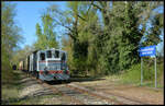 Am Montag, 07.04.2025, verkehrte die elsässische Museumsbahn CFTR Riedexpress als private Charterfahrt vom Bahnhof Volgelsheim zum Haltepunkt Sans-Souci am Rhein und zurück. Am Hp angekommen rangiert die Diesellok Y2402 (ex-SNCF) den Museumszug auf ein Abstellgleis, damit die Dampflok für die Rückfahrt umsetzen kann.