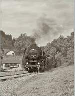 30 ANS CONI'FER /30 Jahre Coni'Fer - die mächtige (ex) DR 52 8163-9 der Coni'Fer erreicht mit ihrem  zweiten  Zug den Bahnhof Le Touillon.