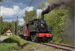 Dollertalbahn, ein kaum bekanntes Museumsjuwel.

Nach der Überquerung der Straße in Aspach Gare muss 020+020T système Mallet n° 10416 warten, damit die Streckenposten wieder eingesammelt werden können. August 2017.