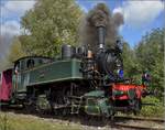 Dollertalbahn, ein kaum bekanntes Museumsjuwel.

Nach der Überquerung der Straße in Aspach Gare muss 020+020T système Mallet n° 10416 warten, damit die Streckenposten wieder eingesammelt werden können. Zeit für ein Portrait, August 2017.