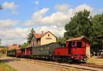 Train Thur Doller Alsace (Chemin de Fer Touristique de la Vallée de la Doller CFTVD) -  Der ganze Zug des heutigen Tages in Sentheim: Lok La Meuse (Nr. 51) - Dreiachser  Etat  - ein Wagen mit Hebebühne für den Transport von behinderten Personen - Speisewagen 71 - die drei kleinen Wagen aus den 1890er Jahren (108, 105, 104) - dekorierter Personenwagen 72. 31.Juli 2019 