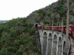 Von der Lok T7 gezogener SGLM-Zug von Saint-Georges-de-Commiers nach La Mure unterwegs auf einem der zahlreichen Viadukte.
Die Strecke ist insgesamt 30 km lang, fhrt durch eine felsige Gebirgslandschaft und arbeitet sich mit Hilfe von 143 Kunstbauten, wie Brcken und Tunnels, vom niedriggelegenen Tal des Drac auf eine Hochflche hinauf.

29.08. 2007
