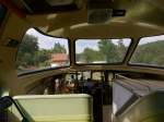 Streckenblick aus dem AGRIVAP-X4208 (Autorail Panoramique).


Die Reihe X4200 sind  Autorail Panoramique , also Aussichtstriebwagen, deren Design von Paul Arzens stammt und die 1959 von Renault an die SNCF geliefert wurden.

Die 10 Fahrzeuge dieser Reihe waren bei der SNCF auf landschaftlich schönen Strecken im Einsatz,  unter anderem auf den Strecken Marseille - Nîmes - Clermont-Ferrand, Marseille–Digne und Genf–Digne.

Die erste Klasse mit 44 Sitzplätzen befindet sich im oberen Aussichtsteil und bietet einen 360°-Rundumblick. 
Auch von den 44 Plätzen der zweiten Klasse, die sich in je zwei Räume hinter den Führerständen befinden, hat man aus großen Fenstern eine gute Aussicht.

Heute existieren noch 4 Fahrzeuge der 1985 außer Dienst gestellten Reihe.
Der als einziger fahrbereite X4208, sowie zwei weitere, befinden sich bei der Museumsbahn AGRIVAP, die in der Auvergne Fahrten auf der Strecke La Chaise Dieu - Ambert - Courpière anbietet.
Der Vierte befindet sich nicht öffentlich zugänglich bei Renault.



2014-07-23 unterwegs bei Mayres