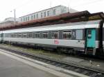 SNCF - Personenwagen 2 KL. Bux 50 87 29-92 143-9 im Bahnhof von Strassburg am 31.10.2009