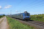 Am 29.08.2025 passiert RRR-302, geschoben von BB 22305, die Felder bei Hochfelden.