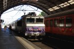 Ein Nachschuss von der SNCF 5522269 mit einem Regionalzug aus Marseille-St-Charles(F) nach Lyon(F) bei der Abfahrt aus dem Bahnhof von Avignon(F).