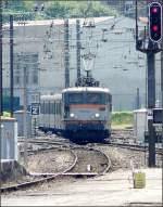 SNCF E-Lok 516762 kommt am 22.06.08 mit einer RRR (rame rversible rgionale) aus Saverne und fhrt in den Bahnhof von Metz ein.