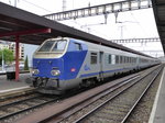 SNCF - RE nach Bellegarde mit dem Steuerwagen B6Dux 50 87 80-74 018-1 im Bahnhof Genf am 01.05.2016