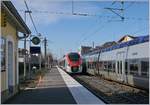 Die Zeiten ändern sich auf der nördlichen und südlichen Seite des Lac Léman, obwohl verschieden Uhren auf ihre Art die gleiche Zeit anzeigen…    Der Léman Express