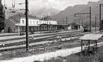 Historisches Bild vom Bahnhof La Roche-sur-Foron am 02.08.1976. Bahnhofsgebäude und Bahnsteigüberdachung stammen noch aus der PLM-Zeit. Im Hintergrund der Güterschuppen. Rechts wartet SNCF CC25008. Scanbild 90782, Kodak Plus Xpan.