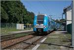 Der SNCF Doppelstocktriebzug Z 24368  Computermouse  ist in Richtung Grenoble unterwegs und fährt ohne Halt durch den kleinen Bahnhof von Pougny Changy.