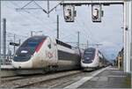 Am Bahnsteig B in Annemasse wartet die SNCF-TGV-Rame 716, der als TGV inoui 6482 aus St-Gervais-les-Bains-Le Fayet eingetroffen ist – auf die Abfahrt nach Paris Gare de Lyon; gleichzeitig ist