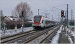 Der SBB RABe 522 206 auf der Fahrt von Biel/Bienne nach Meroux TGV bei der Ausfahrt in  Grandvillars, vorbei an den typischen, relativ grossen SNCF Ausfahrsignalen.