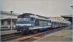 Die SNCF BB 67304 wartet mit einer zu jener Zeit allgegenwärtigen TER-Komposition in Saint Malo auf die Abfahrt nach Rennes.