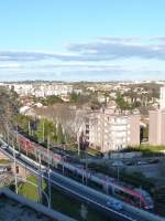 Frankreich, Languedoc, Montpellier Corum, die SNCF Zweistromtriebzüge Z 27500 auf der Strecke Montpellier-Nîmes kurz nach ihrer Abfahrt aus dem Bahnhof Montpellier Saint-Roch. Von der Terrasse auf dem Dach des Corum aus fotografiert. 01.03.2014