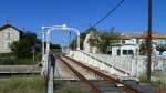 Frankreich, Languedoc, Gard, Aigues-Mortes. Die Drehbrücke über den Kanal auf der Eisenbahnlinie (Nîmes -) Saint-Césaire - Aigues-Mortes - le Grau-du-Roi. Nun ist der Weg frei für den Triebwagen vom Grau du Roi nach Nîmes. 13.09.2014