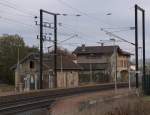 Der Bahnhof Courcelles - Sur - Nied ist in Privatbesitz und von den ehemals weitlufigen Gleisanlagen sind noch die beiden Durchgangsgleise geblieben.