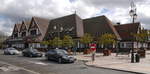 Gare de Trouville-Deauville. 
Der Bahnhof für die beiden berühmten Seebäder Trouville und Deauville wurde 1931 im normannischen Baustil von der damaligen Bahngesellschaft ETAT (Chemins de fer de l'État) erbaut. Er liegt in Deauville direkt am Fluss Touques, der die beiden Seebäder voneinander trennt.

28.03.2016 Deauville