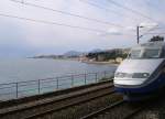 Ein TGV auf der Fahrt nach Nizza, am stlichen Stadtrand von Cannes.