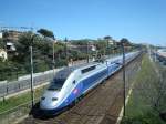 Ein TGV vom Typ  Duplex  auf Schleichfahrt in Richtung Cannes, kurz vor dem Tunnel unter der Innenstadt. Eine traumhafte Strecke, vom Strand nur durch eine Strae getrennt. 7.4.2008