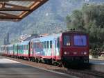 Der bunte Autorail der Rgion Provence Alpes-Cte-d`Azur trifft in Breil sur Roya ein.
