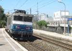 522402 schiebt am 17.07.2012 ihren Zug durch den Bahnhof Cros De Cagnes