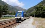 SNCF TER Provence-Alpes-Côte d'Azur - Strecke: Nice / Nizza - Breil - Tende - Cuneo. - Der Triebzug X76594/76593 verlässt den Bahnhof Breil-sur-Roya in Richtung Tende. - Aufnahmedatum: 26. Juli 2015. - Im Hintergrund links kann man einige Museumswagen des örtlichen Verkehrsmuseums, des Ecomusée du Haut-Pays et des Transports, erblicken.