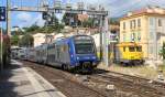 SNCF: Ein Elektrotriebzug der Baureihe Z 23500 (23538) verlässt am 28. Juli 2015 Menton. Der Zug fährt in Richtung Ventimiglia (Italien).
