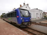 Der Meterspur-Dieseltriebzug SNCF-X74502 steht abfahrbereit als TER61255 von Romorantin nach Valençay im Bahnhof Romorantin.
