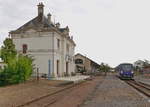 Der Meterspur-Dieseltriebzug SNCF-X74502 steht im malerischen Bahnhof von Valençay bereit um als TER61254 von Valencay nach Romorantin zu fahren.