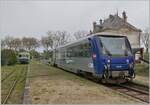 Mitten in Frankreich, im Bahnhof von Valençay steht der SNCF X 74501 und wartet als TER 61250 auf baldige Abfahrt nach Romorantin. 

7. April 2024