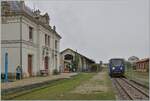 Mitten in Frankreich im Bahnhof von Valençay steht der SNCF X 74501 und wartet als TER 61250 auf die Abfahrt nach Romorantin, wobei auch das recht grosse, Schlossähnliche Bahnhofsgebäude beachtenswert ist. 

7. April 2024 