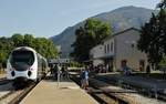 Am sonnigen Vormittag des 12.06.2014 ist der aus Calvi kommende AMG 805/806 in Ponte-Leccia eingetroffen. Hier besteht Anschluss an die Züge nach Bastia bzw. Ajaccio.