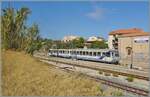 Im Gara di Ilusla steht der aus zwei Dieseltreibwagen der Baureihe X 97050 gebildete Regionalzug 303 der U Caminu di Ferru di a Corsica - Chemin de Fer de la Corse zur Abfahrt nach Calvi bereit. 

23. September 2026