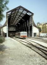 Chemins de fer de Provence (CP) Bahnhof Nice-CP eines heissen Tages im Juli 1983: Ein Blick in die alte Bahnhofshalle. Vor der Halle stehen zwei Beiwagen. 
