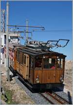 Eine der sechs Chemin de Fer de La Rhune He 2/2 Drehstromloks ist auf 905 müM am Ziel ihrer Fahrt in La Rhune angekommen.