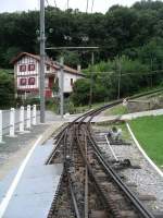 Zahnstangenweiche an der meterspurigen Zahnradbahn zum  heiligen Berg der Basken , dem Berggipfel La Rhune. 
Die Zahnradbahn nach dem System Strub wird mit dreiphasigem Wechselstrom (=Drehstrom) betrieben (3000 V, 50 Hz). Daher die zweipolige Oberleitung.

23.09.2004