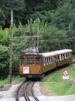 Zug der La Rhune-Zahnradbahn bei der Einfahrt in Col de Saint-Ignace (dem Startbahnhof der Strecke).
Die Zge bestehen stets aus der talseits fahrenden Lok und zwei Vorstellwagen fr die Passagiere.

23.09.2004
