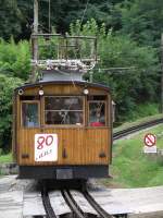 Dreiphasen-Drehstromlok bei der Einfahrt in St. Ignace.
Im Vordergrund ein Bahnbergang ber die Zahnstange.
Auch wenn die Bahn 2004 ihr 80-jhriges Jubilum feierte , die Lok ist schon 10 Jahre lter. Sie stammt, wie die ganze Zahnradtechnik, aus der Schweiz und wurde schon 1914 gebaut. Durch den 1. Weltkrieg wurde die Strecke aber erst 1924 erffnet.

23.09.2004 
