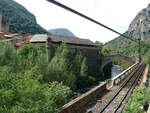 Wenige 100 m vom Ausgangsbahnhof Villefranche-de-Conflent der Schmalspur- und Stromschienenstrecke der Ligne de Cerdagne  train jaune  nach Latour-de-Carol entfernt, führt die Bahnlinie