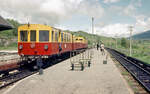 Ein unbekannter Schmalspur-Stromschienen-Triebwagen der Ligne de Cerdagne  Train jaune , noch mit dem früheren SNCF-Logo, im Jahr 1981 am höchstgelegenen Bahnhof der SNCF Font Romeu.