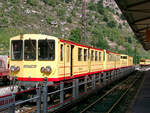 Ein Triebzug des stromschinenbetriebenen  Train jaune  mit 1000 mm Spurbreite mit dem Triebkopf 106 am 16.09.2002 im Depot Villefranche des Conflent.