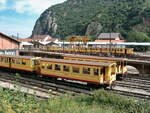 Ein Blick über das Gelände des Depots des  Train jaune de Cerdagne  in Villefranche-de-Conflent in Richtung Empfangsgebäude des Normalspurbahnhofs.