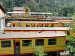 Blick über fünf Gleise des  Train jaune  im Depot Villefranche-de-Conflent mit Stromschienen-Fahrzeugen dieser 1.000-mm-Schmalspurlinie.