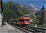 Der SNCF Z 850 N° 54 (94 87 0001 858-3 F-SNCF), unterwegs als TER 18920 von Vallorcine nach St-Gervais les Bains le Fayet, erreicht den Bahnhof von Argentière.