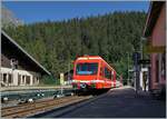 Der SNCF ZRx 1853 (94 87 0001 853-8 F-SNCF) als TER von Vallorcine nach St-Gervais Les Bains Le Fayette beim Halt in Montroc Le Planet. Beachtenswert ist auch der Blick auf die verschalten Stromschienen. 

20. Juli 2021 