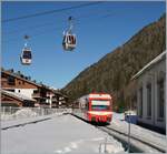Während im Hintergrund zwei Gondeln den blauen Himmel zieren erreicht der TMR Beh 4/8 71 als Regionalzug Martigny - Vallorcine sein Ziel.