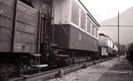Mont-Blanc-Express__Die Ahnen. Bunte Mischung: G-Wagen ZS 10 000, Personenwagen und Gepäck-Tw Z 200 aus den Eröffnungsjahren 1901-1909, seit 1958 nicht mehr im Linienbetrieb, abgestellt im Bf St-Gervais-le-Fayet.__12-09-1976 